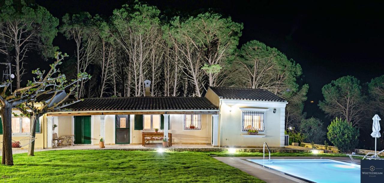 Villa Pine Forest Kompítsion Exterior foto
